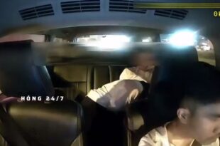 Cặp đôi nắn bóp thổi kèn trên xe taxi