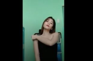 Khánh Vân đi chơi về cái là live ngay